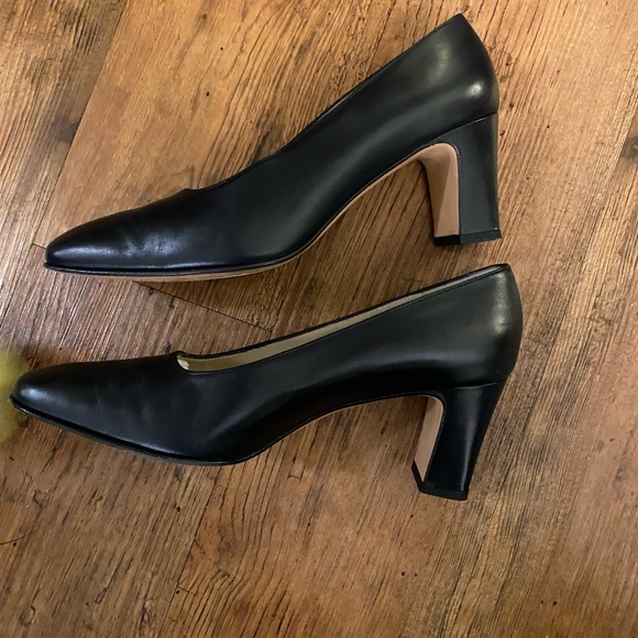 Salvatore Ferragamo 🦋 True Navy pump ♥️ Sz 7 - Picture 6 of 7